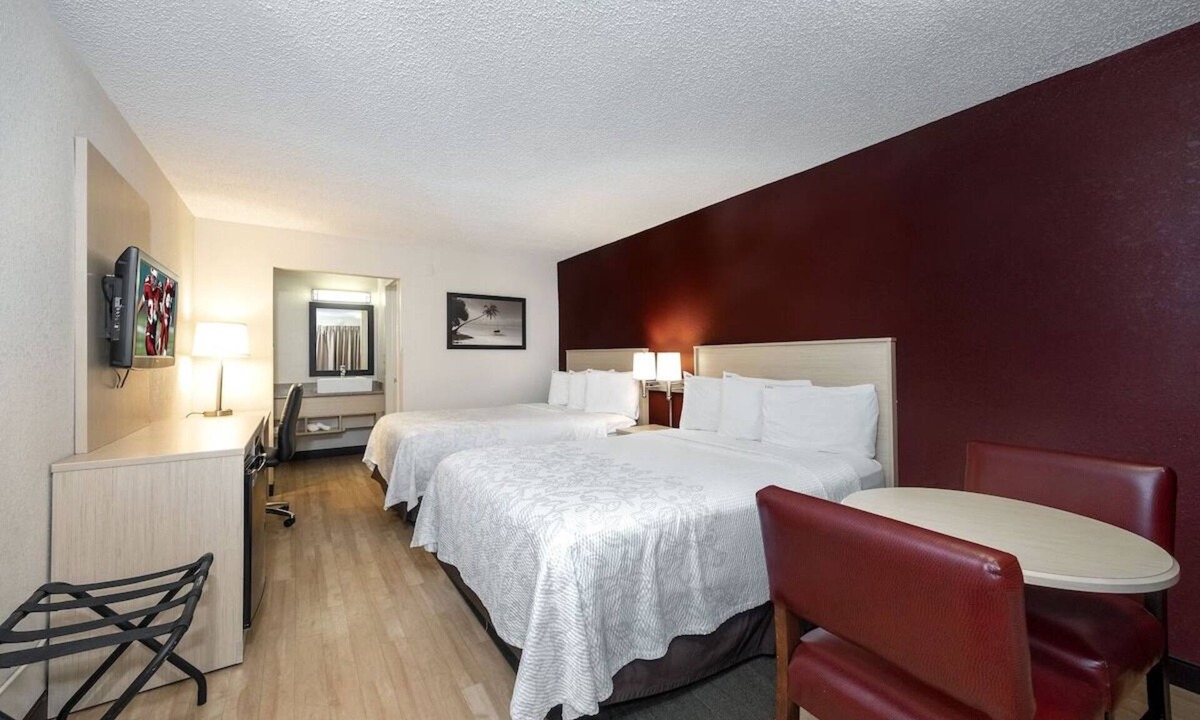 East Naples Hotel | 2 Clean Units + Relaxing Stay Near Naples Pier – for a Budget-Friendly Trip