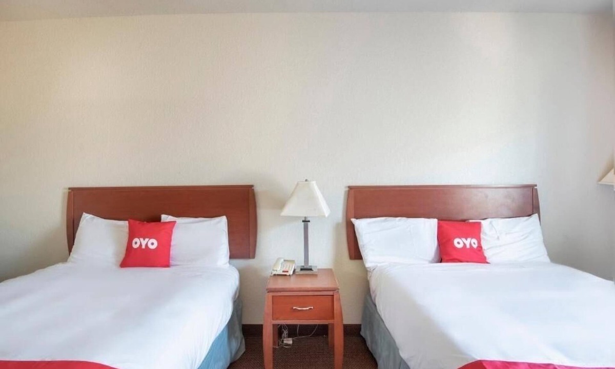 Clute Hotel | 2 Comfortable Rooms, Seasonal Pool, Enjoy Nearby Attractions