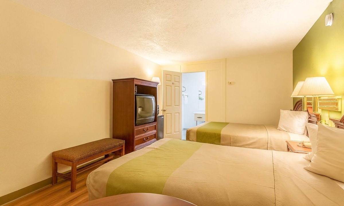 Edgewood Hotel | 2 Comfortable Rooms w/Nearby Edgewood Attractions