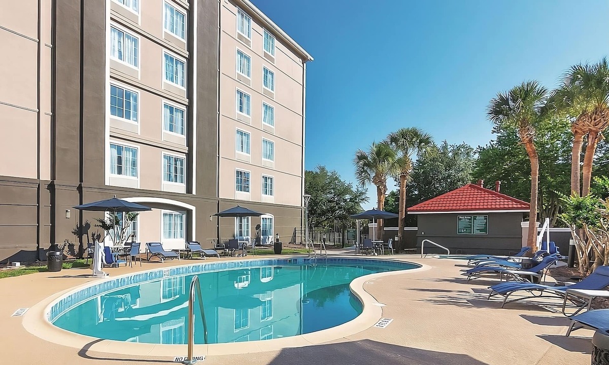 Orlando Hotel | 2 Comfortable Suites w/free breakfast – Ideal for Families Visiting Universal