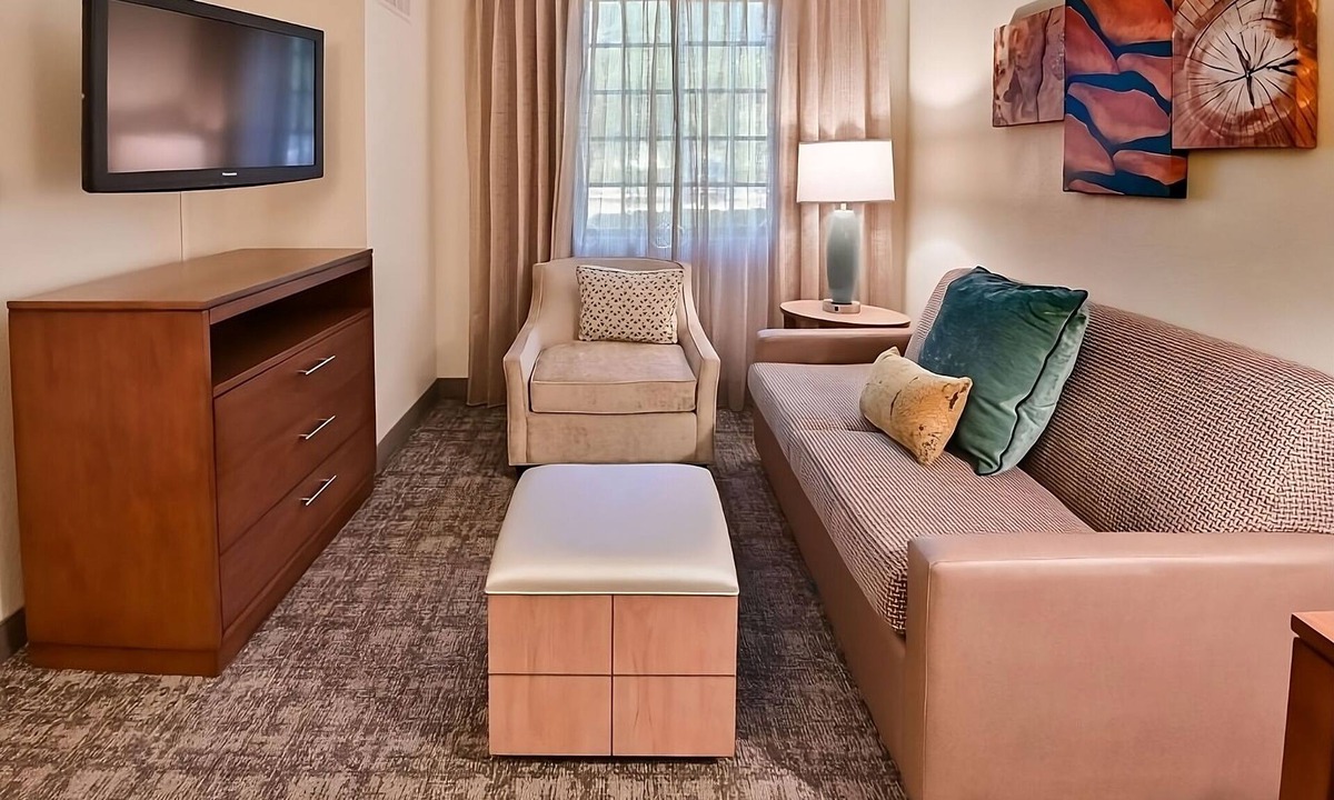 Plantation Hotel | 2 Comfortable Units, Outdoor Pool, Free Breakfast, Pets Are Welcome!
