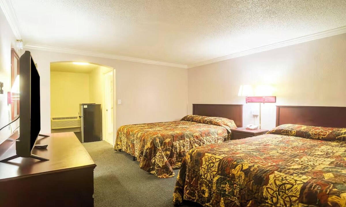 Huntsville Hotel | 2 Convenient Huntsville Rooms Near US-72 | Free Parking for Stress-Free Stays