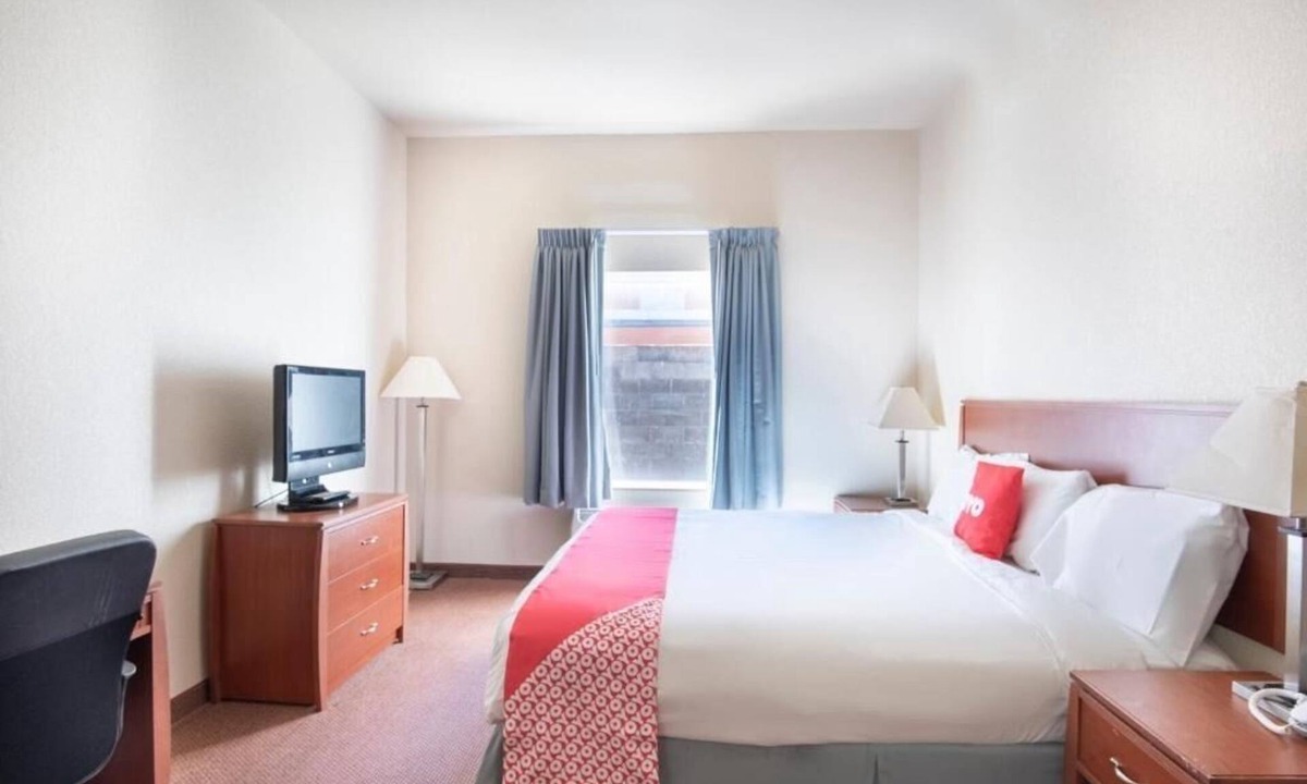 Clute Hotel | 2 Convenient Rooms | Stay Near Local Dining – Affordable & Clean Space