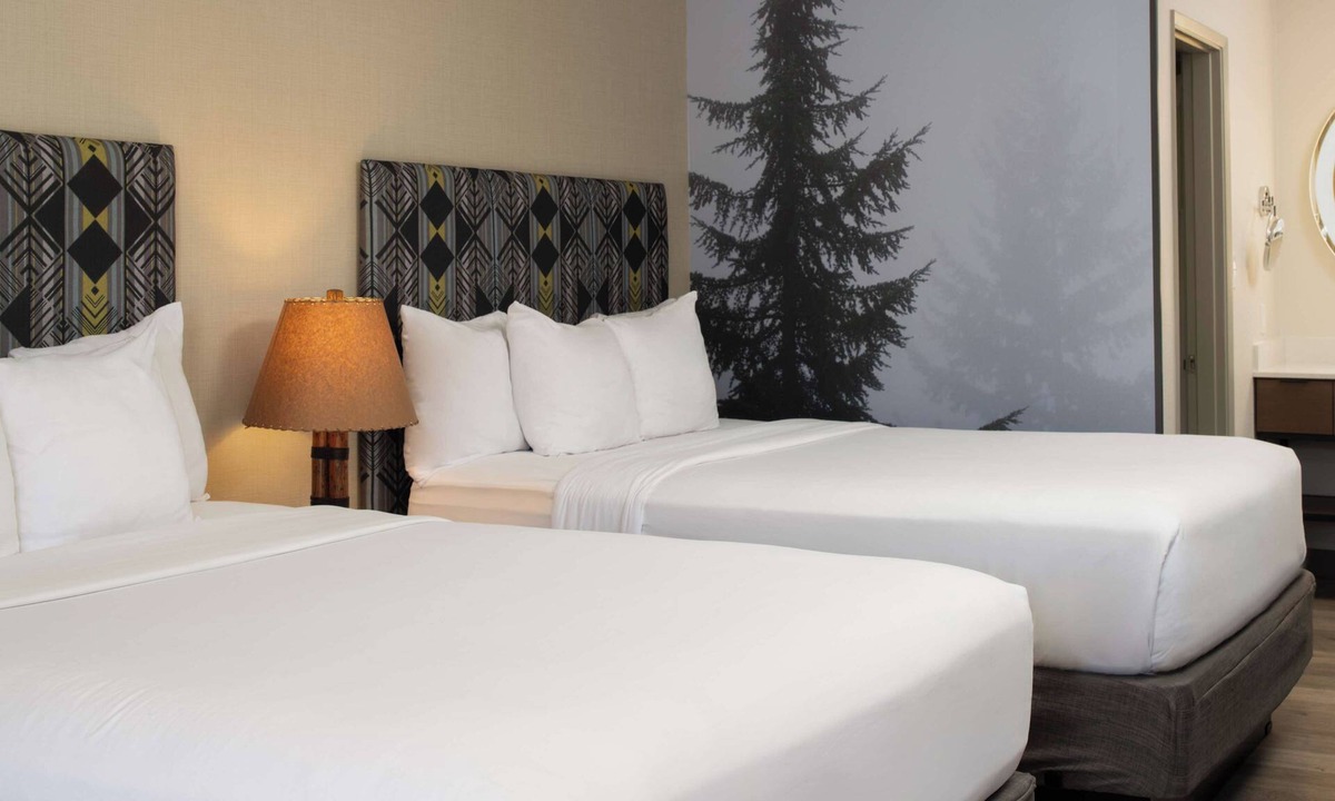 Port Angeles Hotel | 2 Convenient Units! Outdoor Pool, Pets Allowed Near Valley Creek Estuary Park!