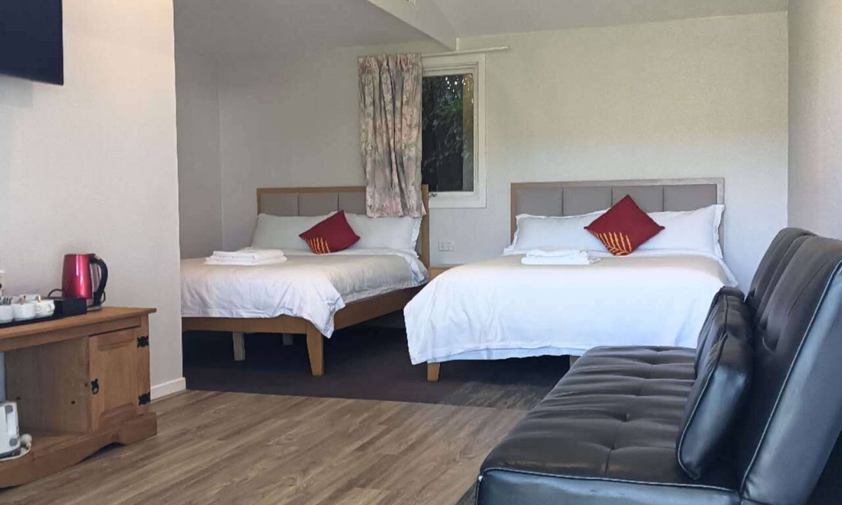 Kawaha Point Ski Chalet | 2 double and 1 sofa beds chalet 7D