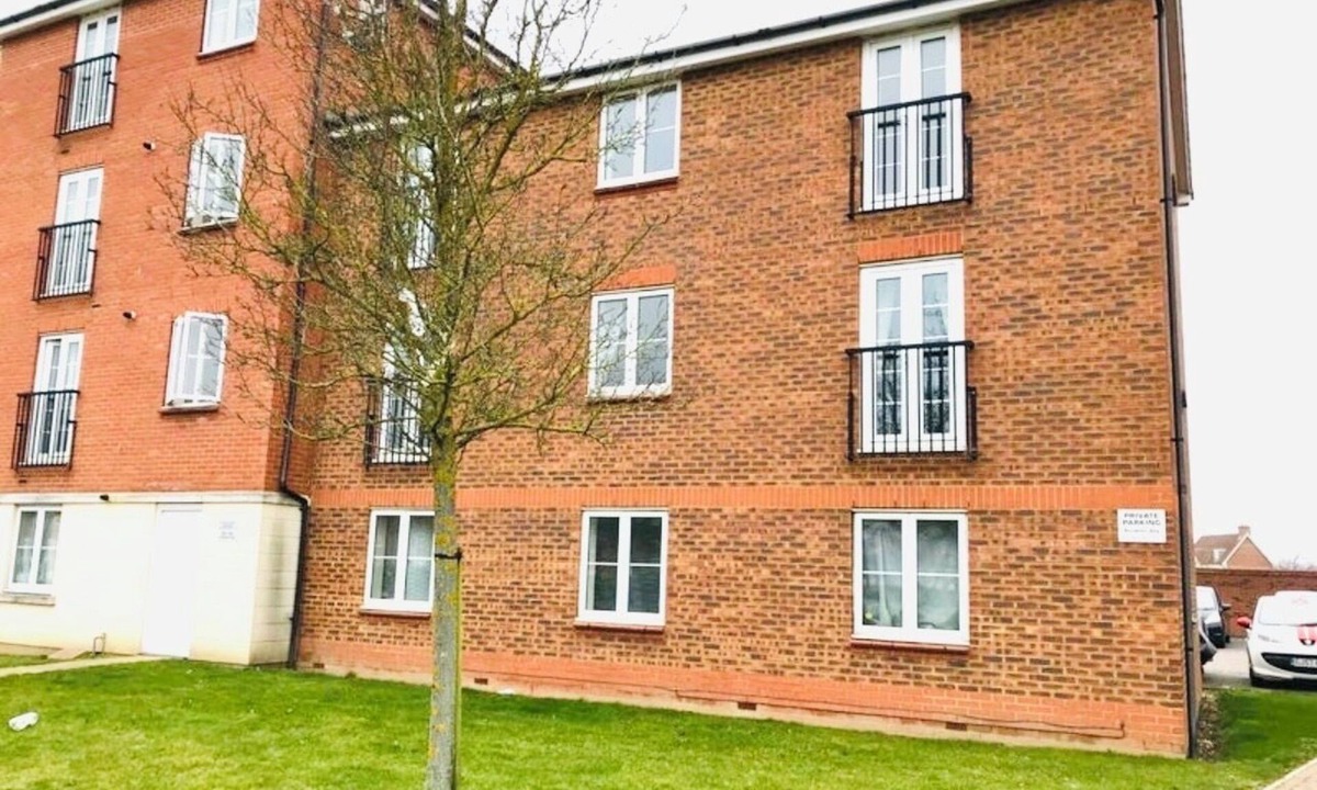 Hatfield Apartment | 2 Double Bed Flat, En-suite, Top Floor, With Private Parking