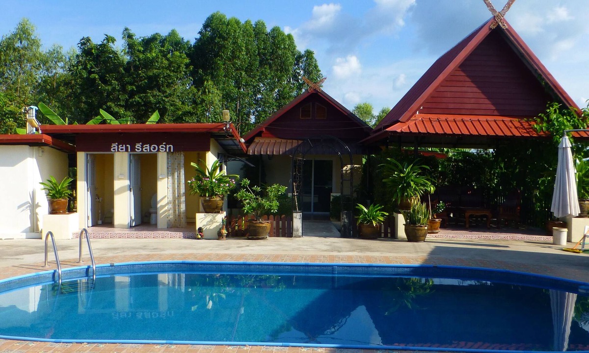Phen Apartment | 2 Double Bedroom Pool Apartment With Extensive Kitchen Dining Room Wi-fi Aircon
