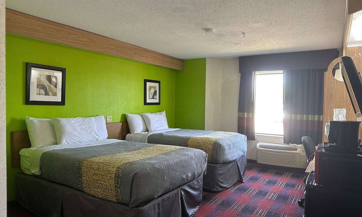 Parkway Village Apartment | 2 Full Bed | Smoking