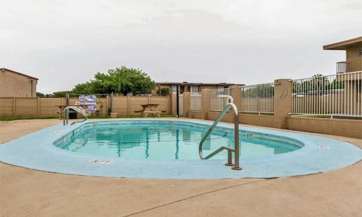 West San Antonio Hotel | 2 Great Value Rooms | 2 Queen Beds Off Hwy 90 W Perfect for Long or Short Stays