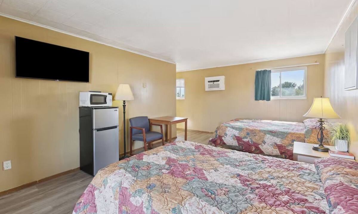 Shields Hotel | 2 Group-Friendly Stays w/Comfortable Beds Near Local Zoo, w/Free Parking