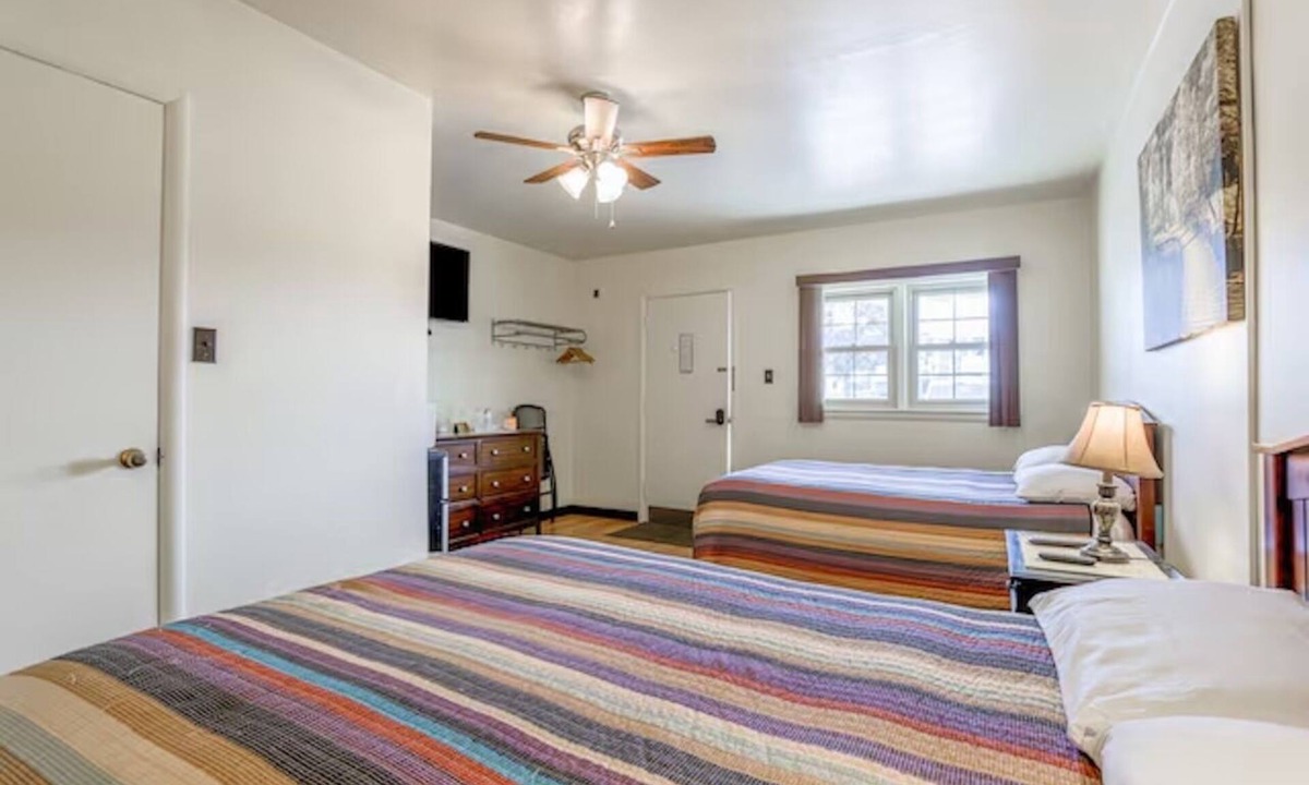 Short Creek Hotel | 2 Ideal Cadiz Located Rooms Near Forest Activities, Golf Course | Free Parking
