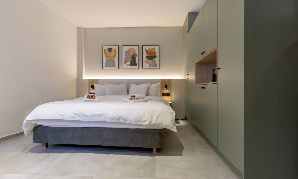 Kalamata House | 2 Independent Apts with Yard near the City's Heart