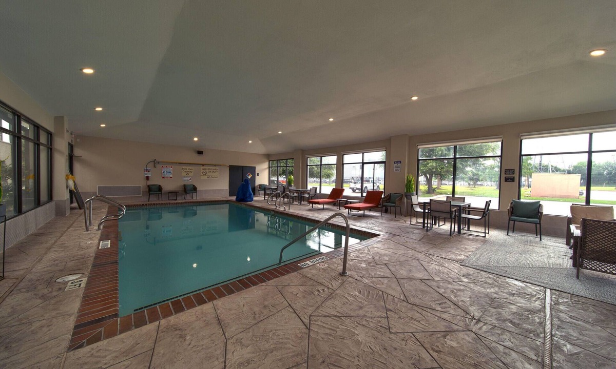 Houston Hotel | 2 Inviting Modern Rooms Great for Business & Leisure Travelers | Free Breakfast