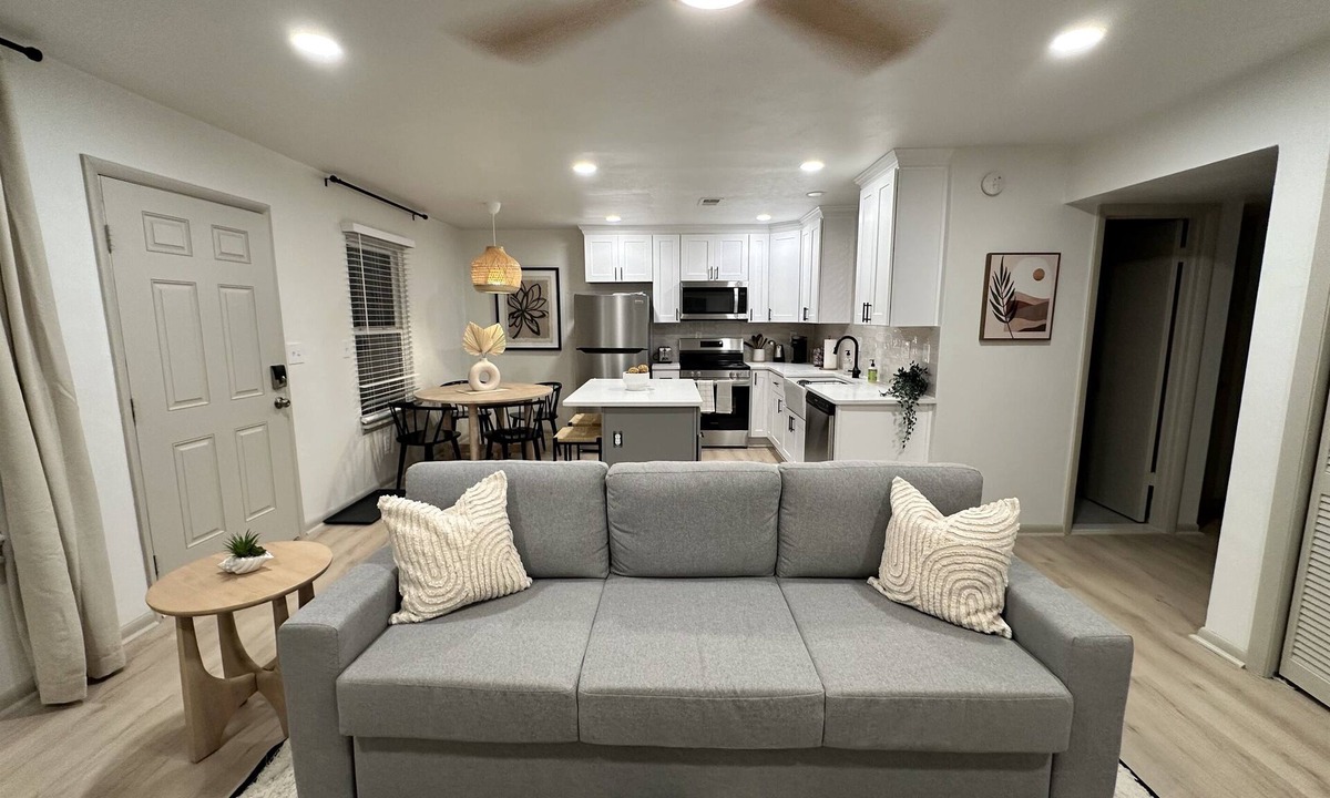 East Ocean View Apartment | 2 king bed steps to beach Top Floor - 9