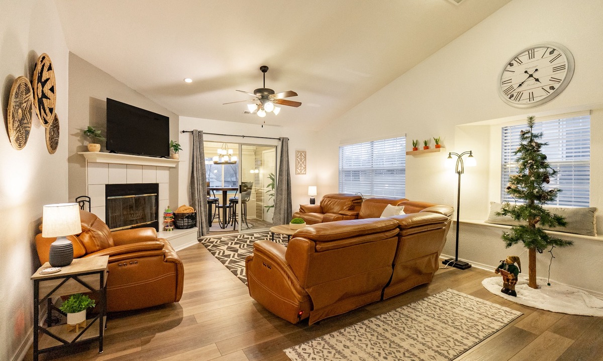 Table Rock Condo | 2 King Beds ~ Trophy Fishing ~ Recliners ~ Near The Strip ~ FREE TICKETS INCLUDED! (FC39-2)