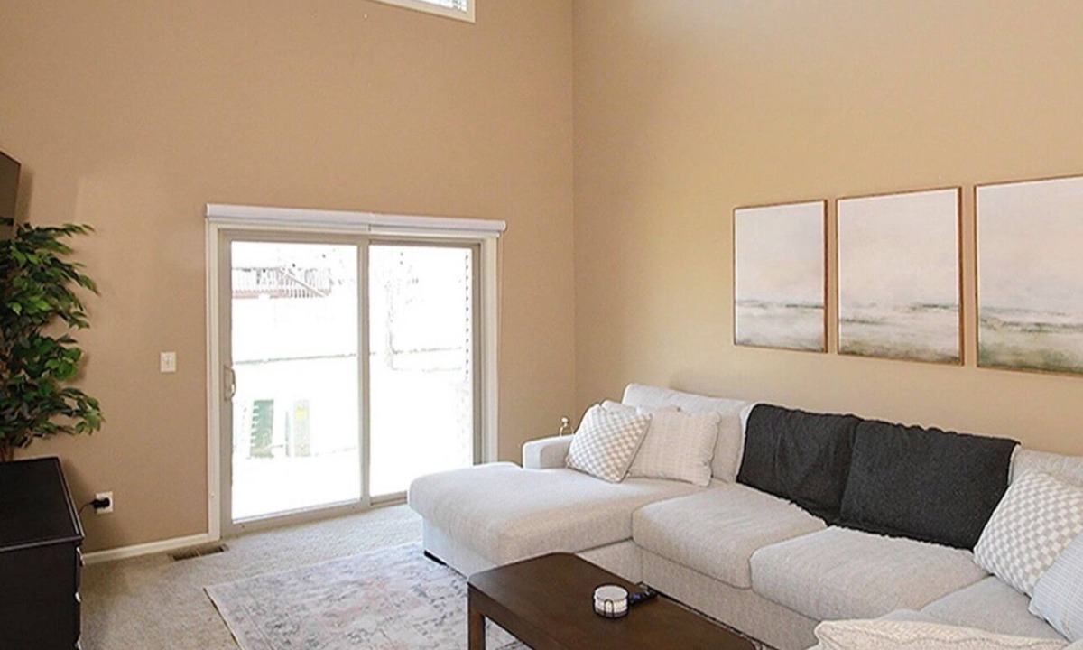 Lincoln House | 2 king master bedrooms. Comfy beds, oversized couches. Arcade games & foosball!
