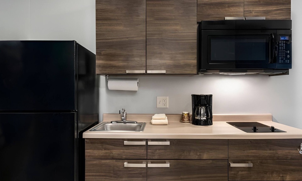 Nampa Hotel | 2 Kitchen-Equipped Rooms Near Concerts and Events - Explore Warhawk Air Museum!