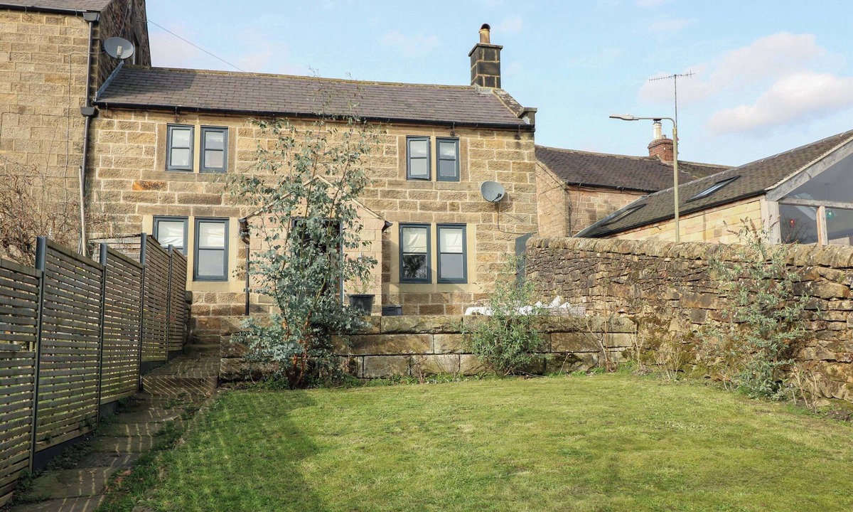 Tansley House | 2 KNOLL MOUNT, character holiday cottage, with open fire in Tansley