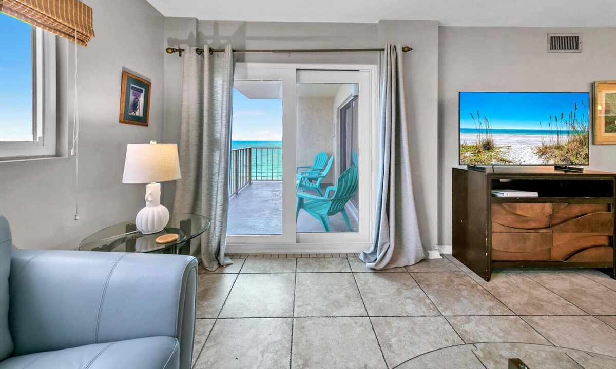 Biltmore Beach Condo | ☀️2 Large Pools-Snack Bar-3BR Regency Towers 623☀️