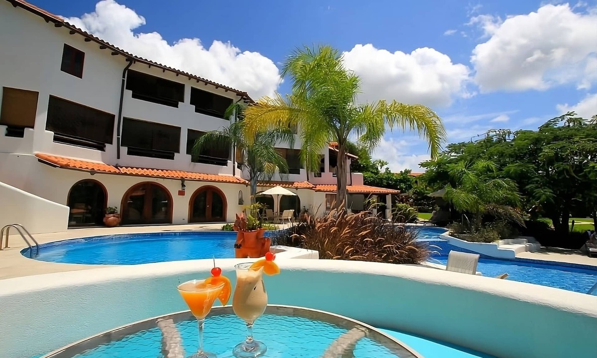 Maynards Hotel | 2 Large Units with Kitchenettes! FREE Parking! Short Drive to Mahogany Bay!