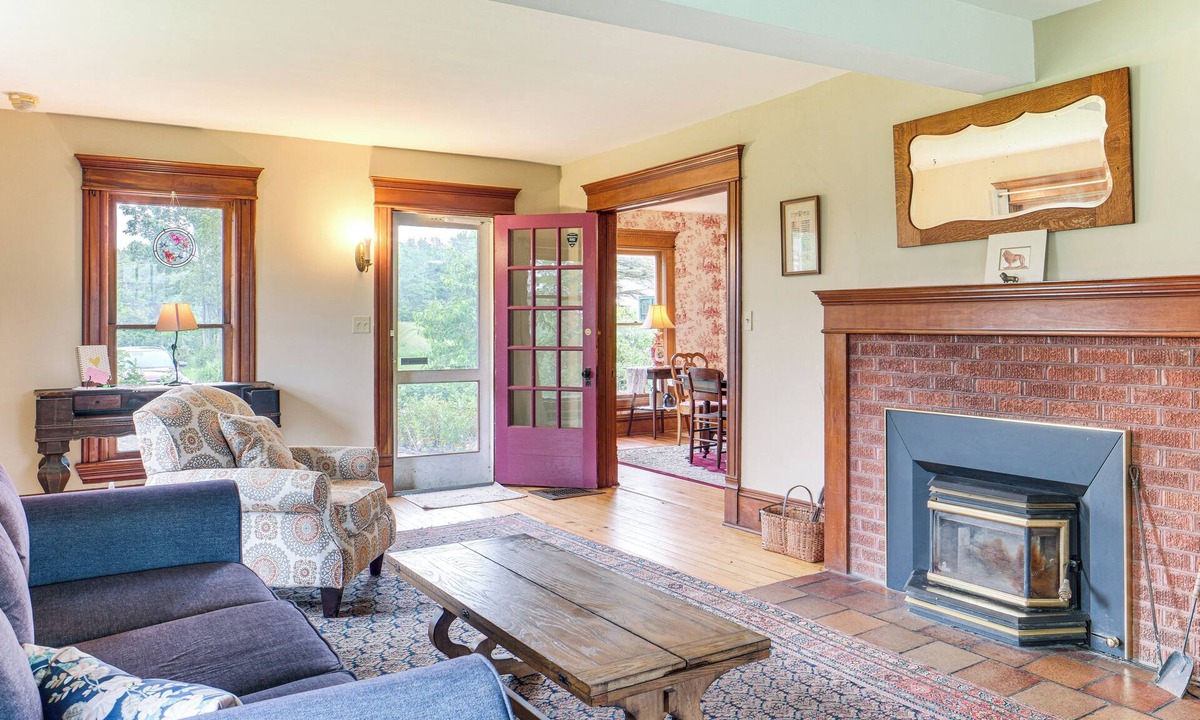 Chardon House | 2 Mi to Chardon Square: Spacious Farmhouse