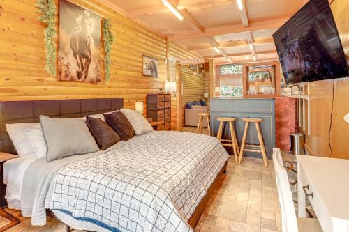 Crandon Apartment | 2 MI to Crandon Raceway: Studio w/Patio!