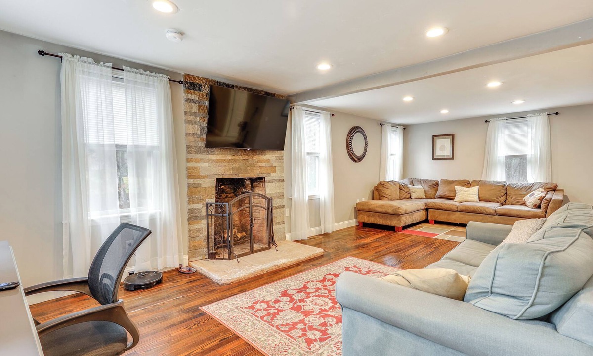 Foxboro House | 2 Mi to Gillette Stadium! Foxborough Retreat!