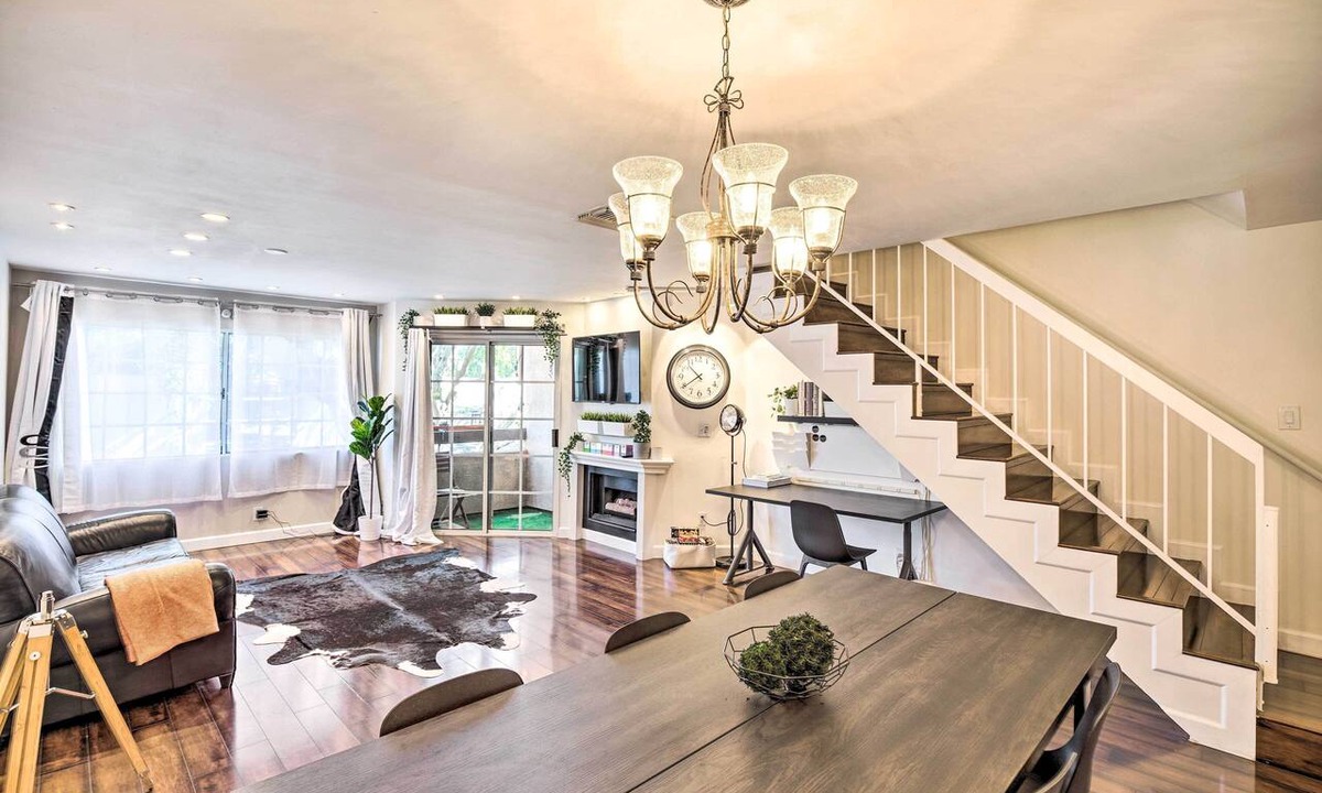 Burbank Condo | 2 Mi to Griffith Park! Burbank Extended-Stay Condo