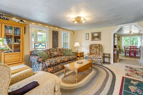 Fayetteville House | 2 Mi to Hiking Trails: Cozy Fayetteville Cottage!