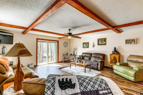 Peru House | 2 Mi to Lake Champlain! 4 Riverfront Cabins