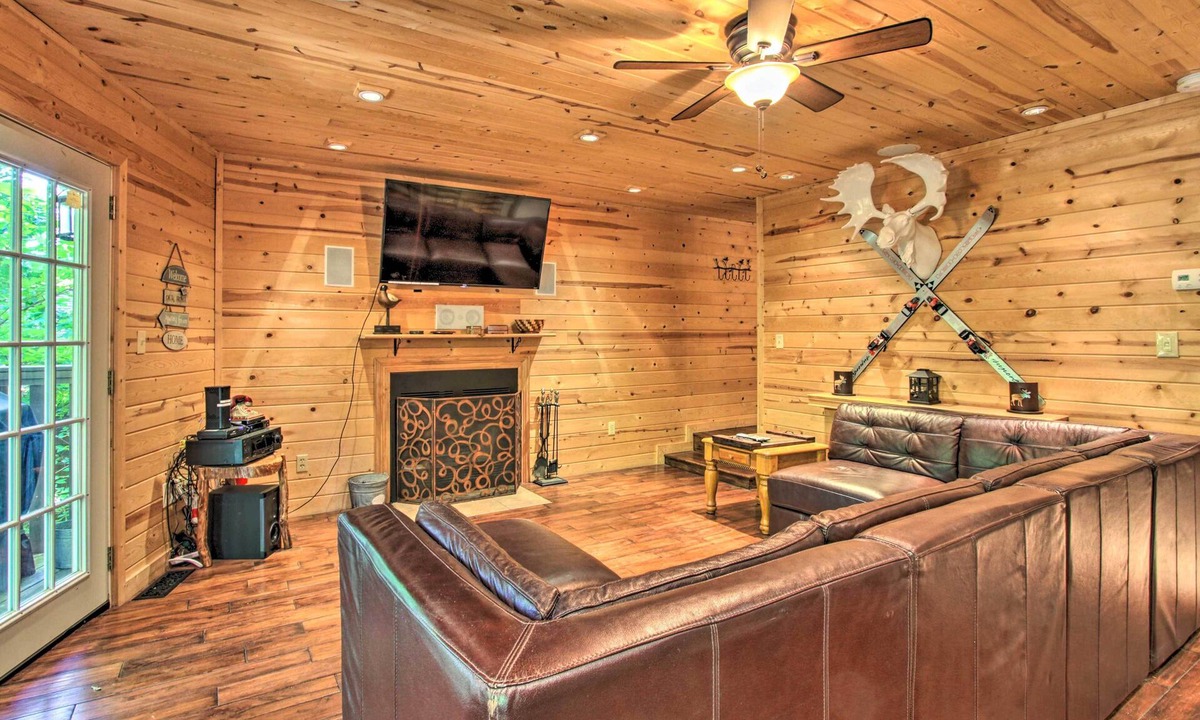 Chalet Village Cottage | 2 Mi to Town! Gatlinburg Chalet w/Hot Tub