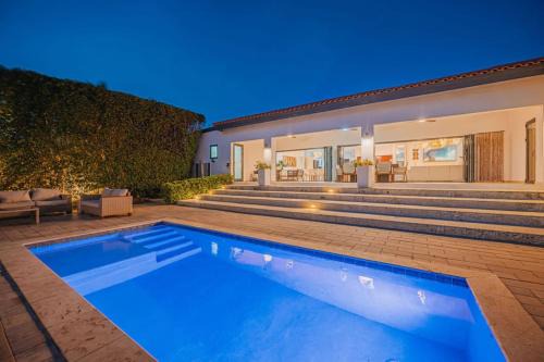 Esmeralda Villa | 2-min to Beach, Spacious and Modern, brand new