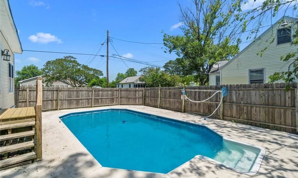 Norfolk House | 2 mins away from the beach.
