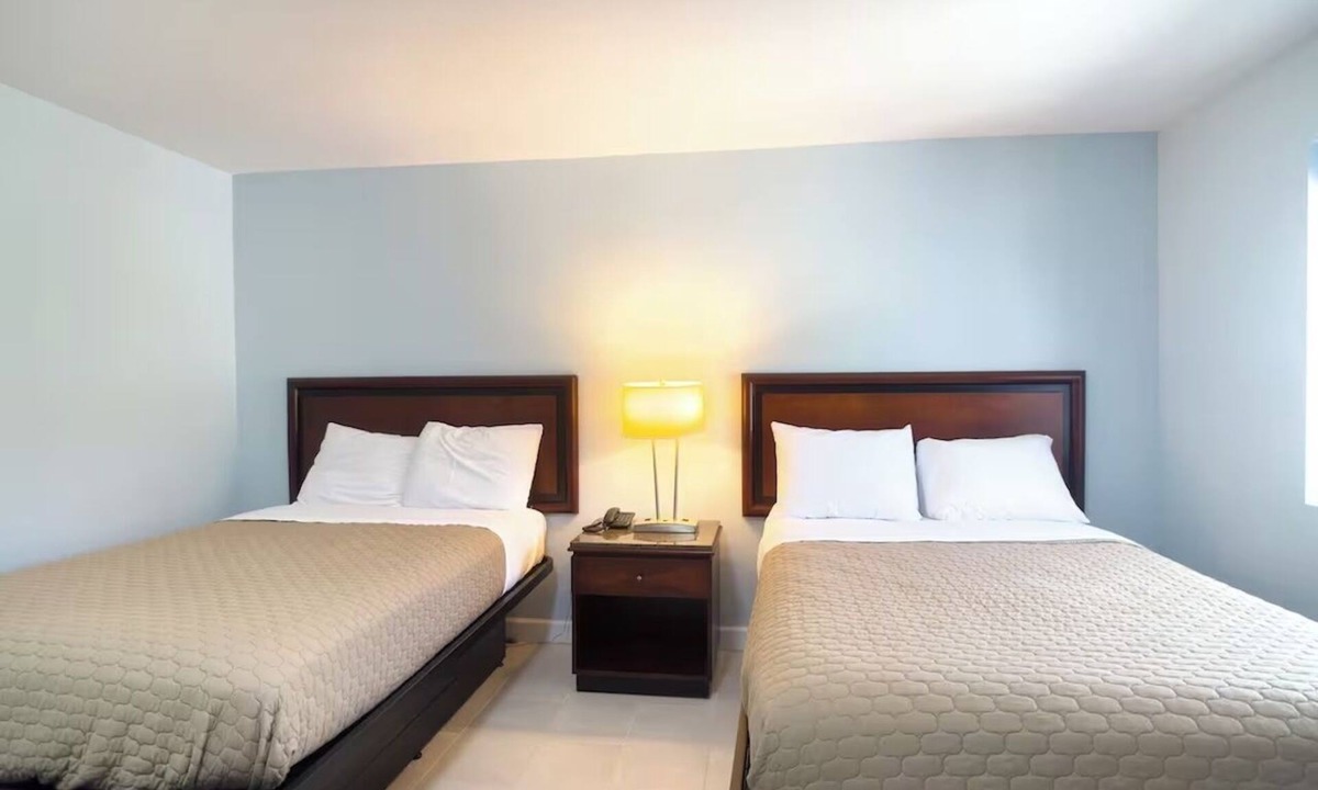 Tazewell Hotel | 2 Modern Double-Bed Rooms Near Local Hiking Paths & Tazewell Shopping Options