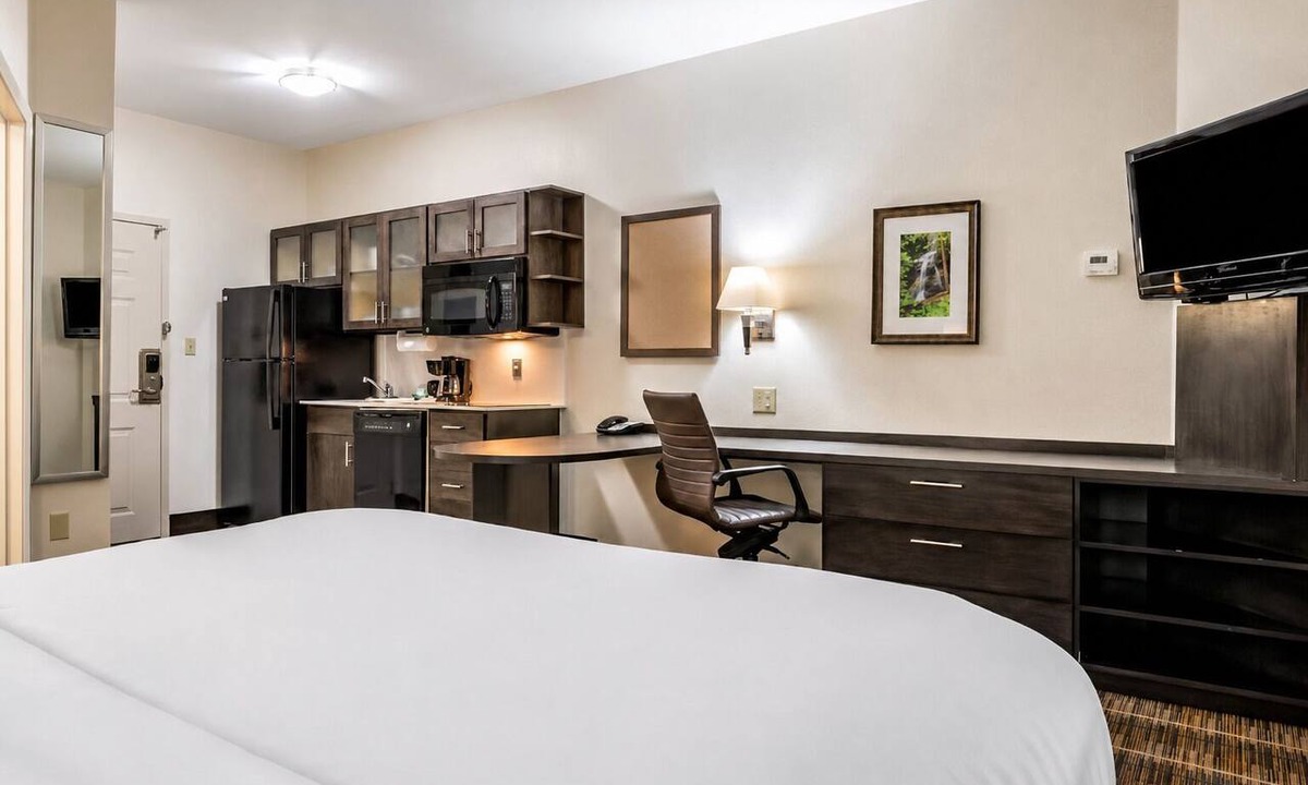 Denham Springs Hotel | 2 Modern Studios w/Free Breakfast & Wi-Fi Near LSU, Zoo & Downtown Baton Rouge