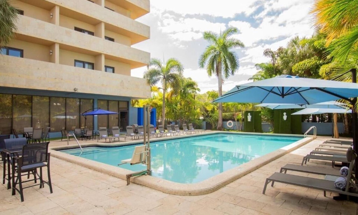 Flagami Hotel | 2 Modern Units With Balcony Outdoor Pool Shuttle Near Wynwood