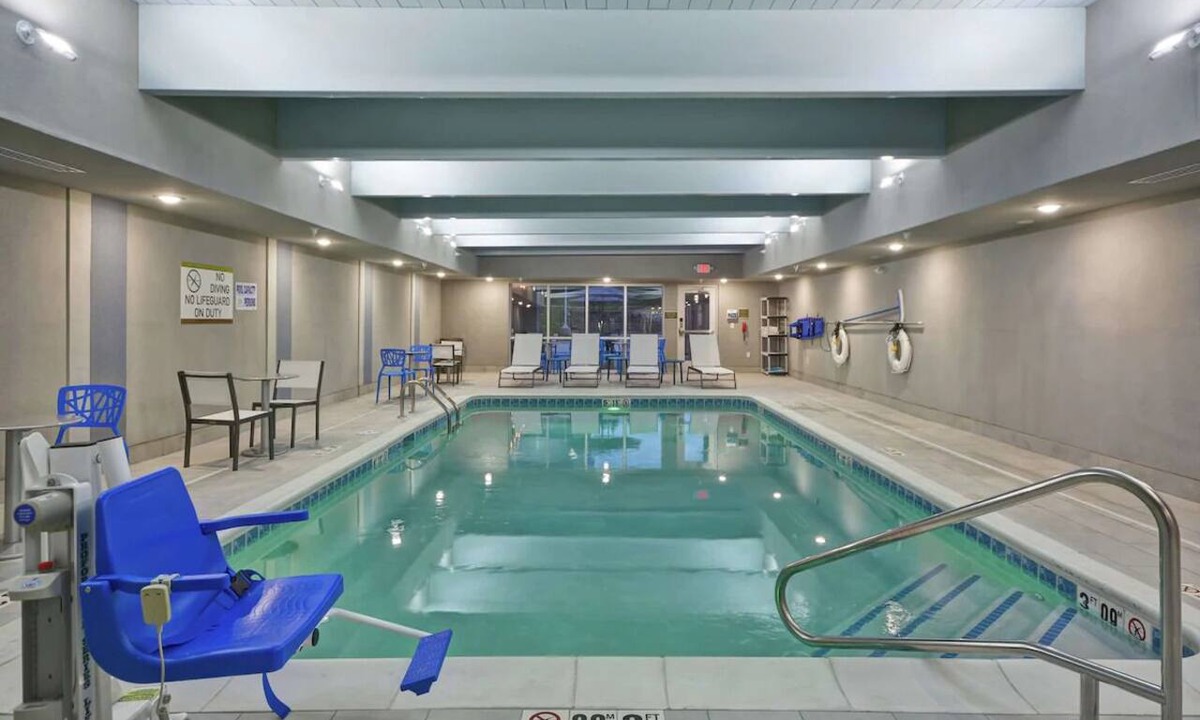 Alpine Center Hotel | 2 Pet-friendly Accommodations | FREE Breakfast! Minutes to John Ball Park Zoo