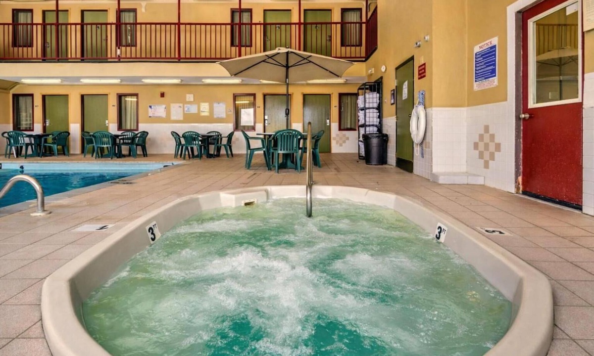 Devils Lake Hotel | 2 Pet Friendly Accommodations near City Plaza | Indoor Pool | Free Parking