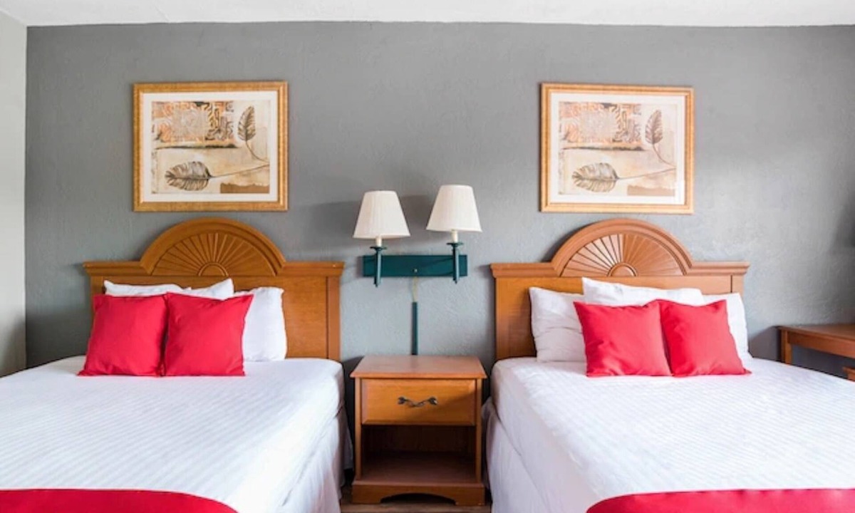 Silver Springs Hotel | 2 Pet-Friendly Lodgings near Silver Springs River with Outdoor Swimming Pool