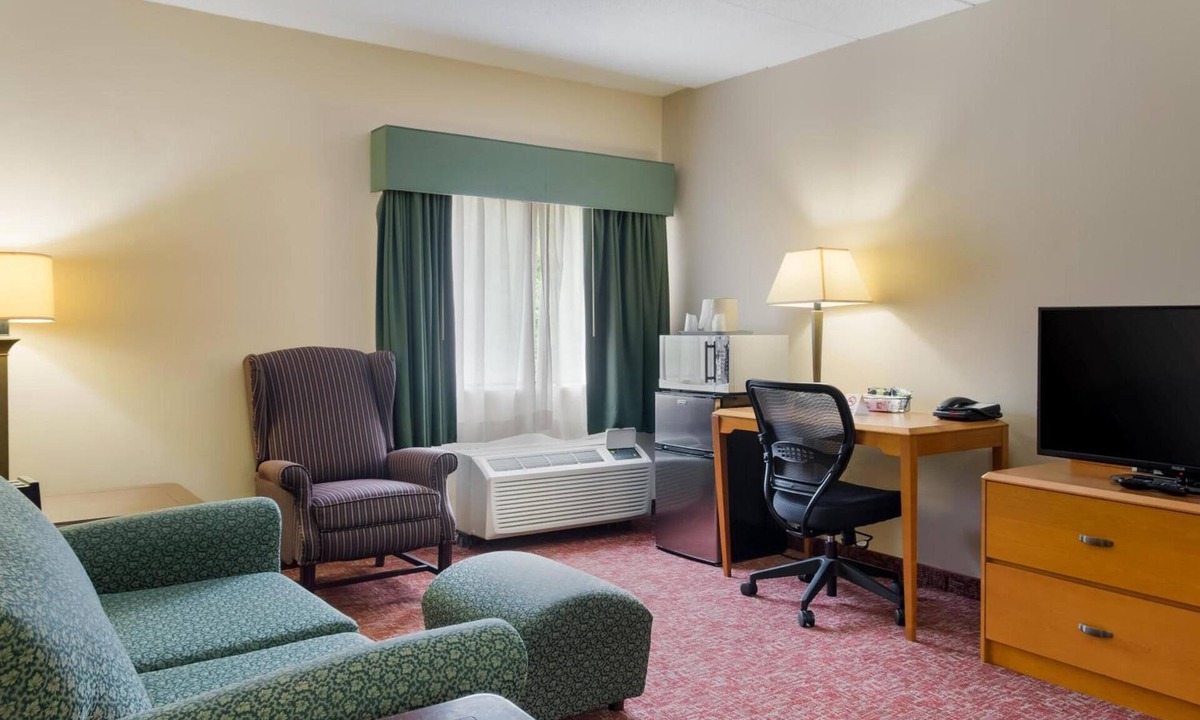 Smithfield Hotel | 2 Pet-Friendly Rooms | Free Parking, Breakfast & Onsite Outdoor Pool Access