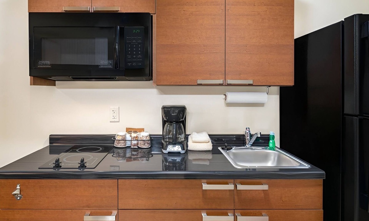 Council Bluffs Hotel | 2 Pet-Friendly Studios Close to Mid-America Center – Walk to Henry Doorly Zoo