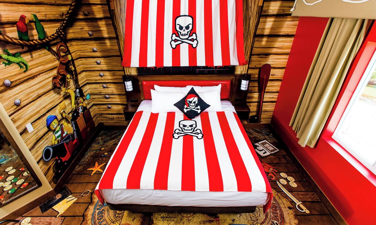 Cypress Gardens Hotel | 2 Pirate Theme Rooms, Legoland Resort, Treasure-Fun Playscape, Near Water Park