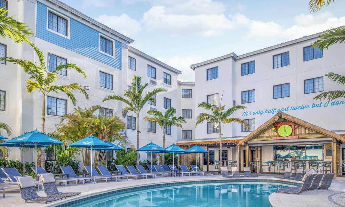 Park Shore Hotel | 2 Pool View Pet Friendly Suite with Free Breakfast