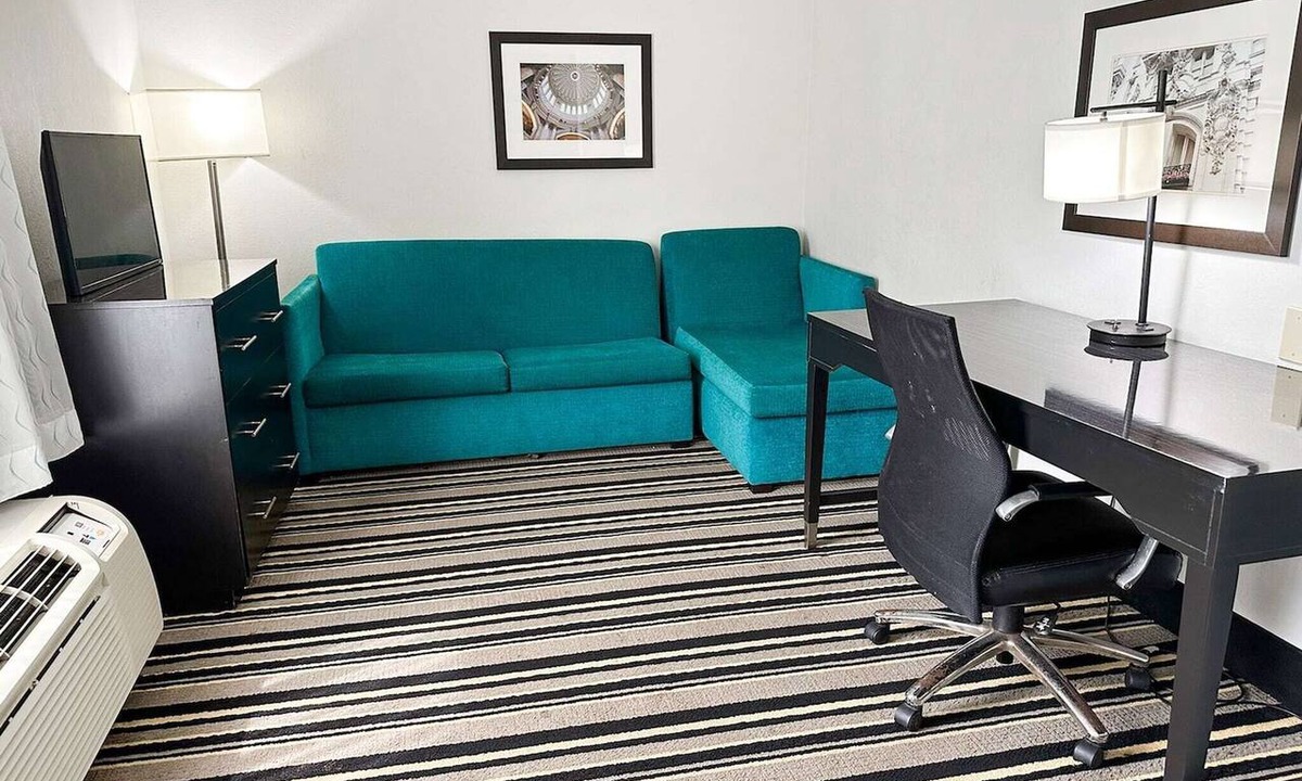 Tougaloo Apartment | 2 Queen Beds Non-Smoking