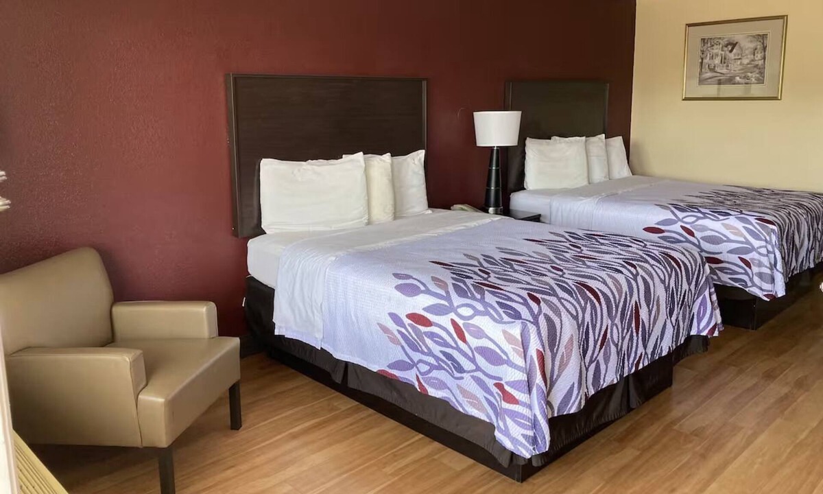 Cleveland Hotel | 2 Quiet Rooms with Desk – Ideal for Business Travelers