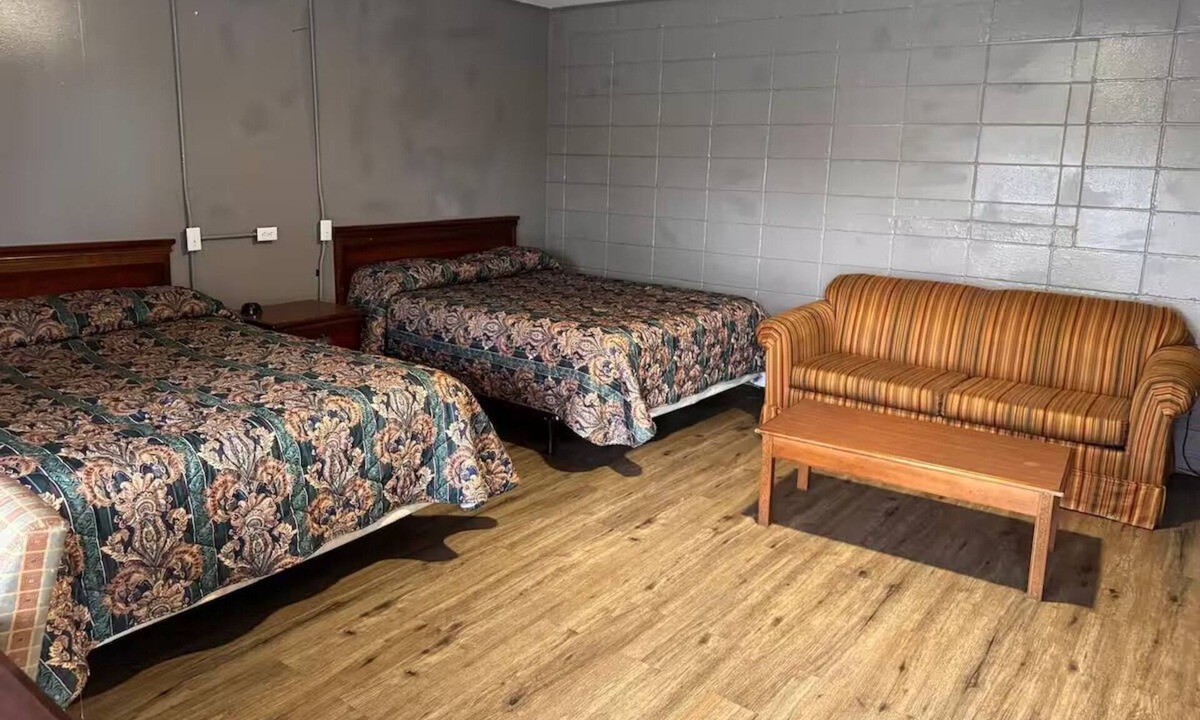 Dothan Hotel | 2 Relaxing Budget-Friendly Rooms Near Parks, Pets Allowed + Free Parking