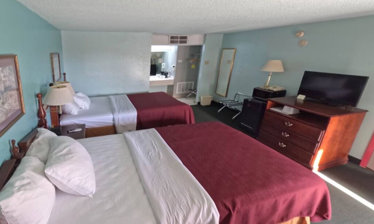 Vega Hotel | 2 Relaxing Budget-Friendly Rooms w/Free Parking, Near Route 66 Restaurants