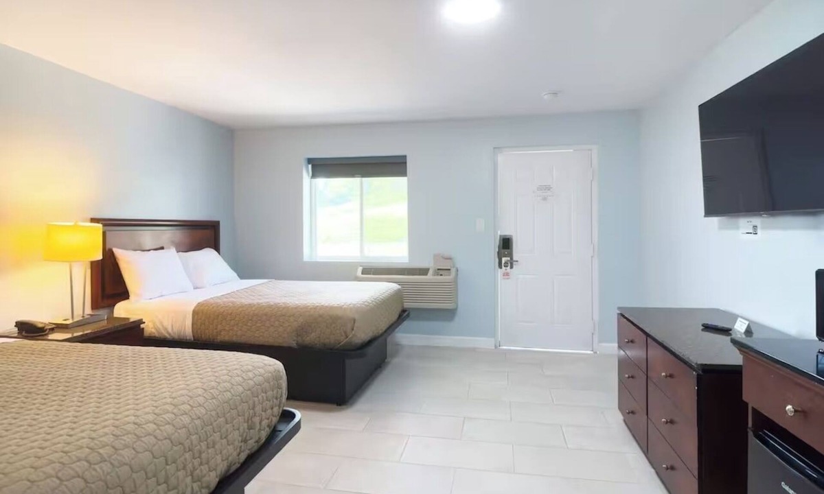 Tazewell Hotel | 2 Relaxing Double-Bed Rooms Near Lincoln Museum w/Free Parking & Nearby Dining