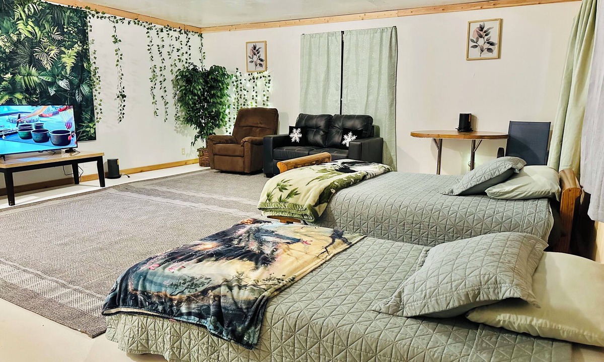 Cottonwood Apartment | #2 Relaxing Rustic Retreat studio on 21 acres in Cottonwood WiFi, AC, Yoga room