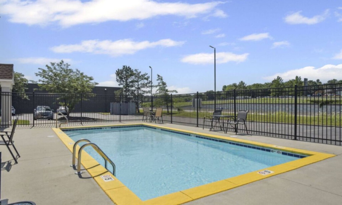 Blue Springs Hotel | 2 Restful Rooms for Families Conveniently w/Seasonal Pool - Near Dining Spots